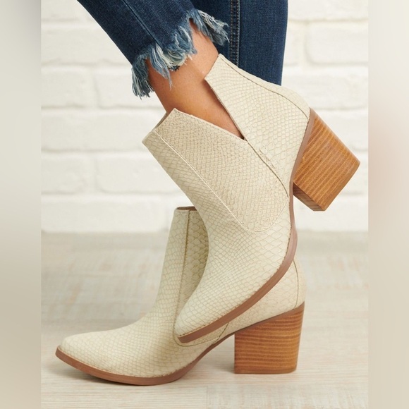 Laura Marano by Not Rated Western Ankle Bootie White Faux Snake Print Size 8 - Picture 1 of 14